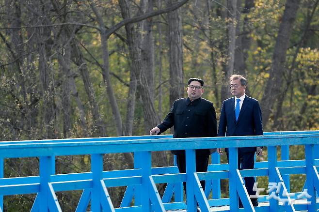문재인 대통령과 김정은 국무위원장이 27일 판문점에서 공동 식수를 마친 후 군사분계선 표식물이 있는 '도보다리'까지 산책을 하며 담소를 나누고 있다. 황진환 기자