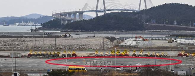 지난 26일 찾은 전남 목포신항 내 글로벌 풍력 터빈 제조사인 베스타스가 짓기로 한 풍력 터빈공장 부지(붉은색 원 안)가 텅 비어 있다. 베스타스는 이곳에 3000억원을 들여 풍력 터빈공장을 건설하기로 했지만, 1년 9개월째 진척이 없는 상황이다. 공장 부지 너머로 배후단지 및 항만 증설 공사가 진행되고 있다. 목포 이지훈 기자