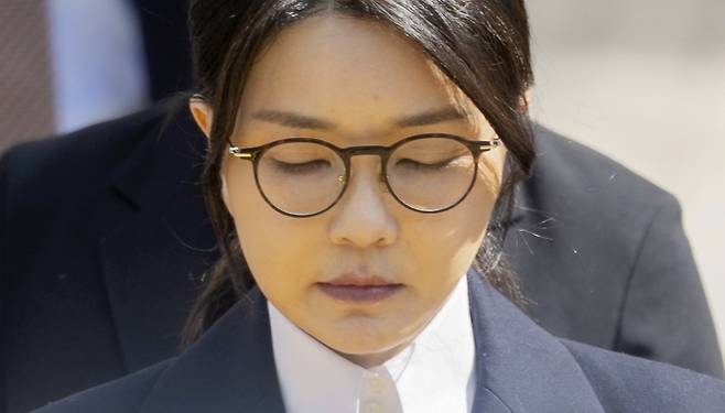 부패 혐의로 구속기소 된 김건희 여사가 2025년 8월 12일 서울중앙지방법원을 나서고 있다. 연합뉴스 자료사진