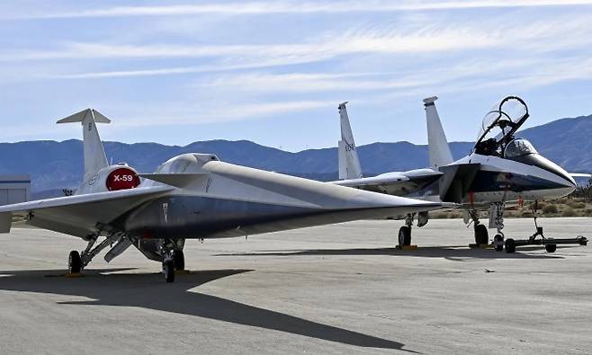 NASA가 개발 중인 X-59(왼쪽)과 F-15 전투기. NASA 제공