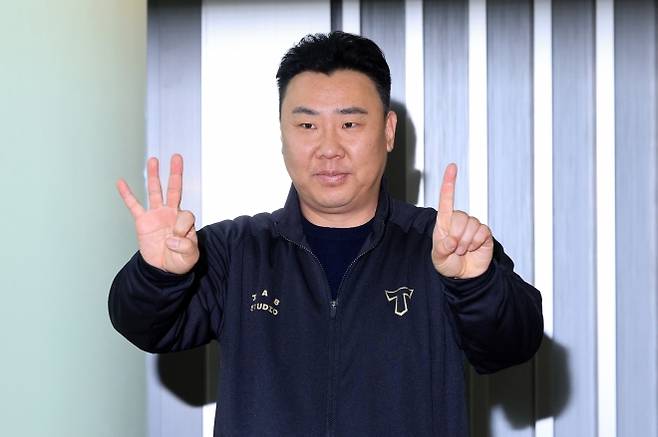 스프링캠프 1차 훈련을 위해 일본으로 출국하는 이범호 KIA 타이거즈 감독이 22일 인천국제공항 제1여객터미널에서 13번째 우승을 다짐하는 포즈를 취하고 있다. 2025.1.22 연합뉴스