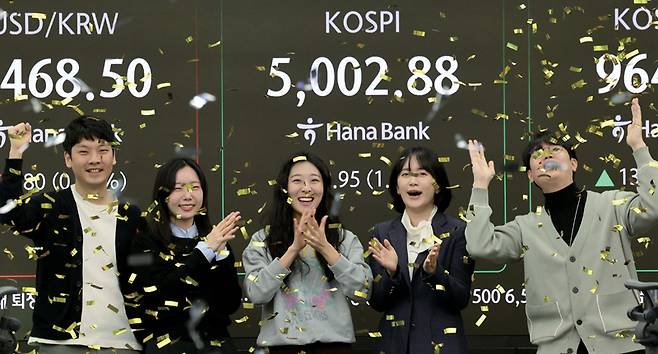 지난 1월22일 서울 중구 하나은행 딜링룸에서 코스피 지수가 장 중 5000을 넘어서자 딜러들이 기뻐하고 있다. ⓒ연합뉴스