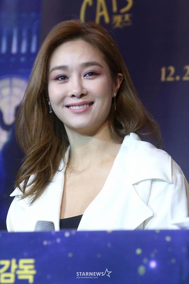 가수 겸 배우 옥주현이 23일 오후 서울 CGV용산아이파크몰에서 열린 영화 '캣츠' 내한 기자간담회에 참석해 미소를 짓고 있다.