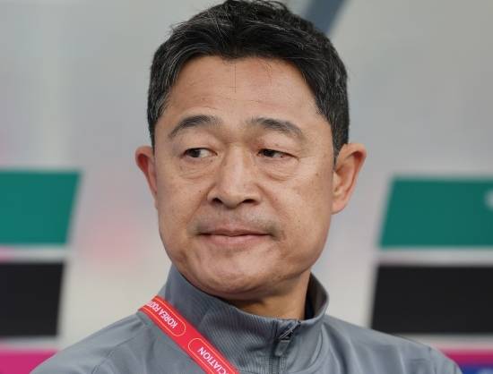 손흥민(LAFC), 이강인(파리 생제르맹), 김민재(바이에른 뮌헨)가 2025년 아시아 최고의 선수 명단에 이름을 올렸다. 하지만 전체 배출 인원수 대결에서는 일본에 완패하며 한국 축구의 씁쓸한 현실을 다시 한번 확인했다. 한국은 공수 핵심 자원 3명이 선정되며 체면치레를 했다. 일본은 이번 베스트11에서 가장 많은 5명의 선수를 배출하며 아시아 맹주로서의 입지를 과시했다. 연합뉴스