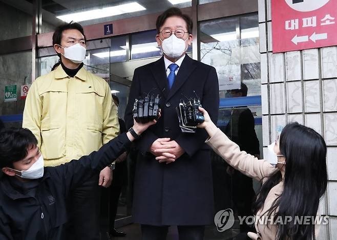 질문에 답하는 이재명 경기지사 (과천=연합뉴스) 홍기원 기자 = 이재명 경기지사가 25일 오후 경기도 과천시 모 쇼핑센터에 있는 신천지예수교회 부속시설에서 진행된 신종 코로나바이러스 감염증(코로나19) 관련 경기도 역학조사 현장을 방문한 후 취재진 질문에 답하고 있다. 2020.2.25 xanadu@yna.co.kr