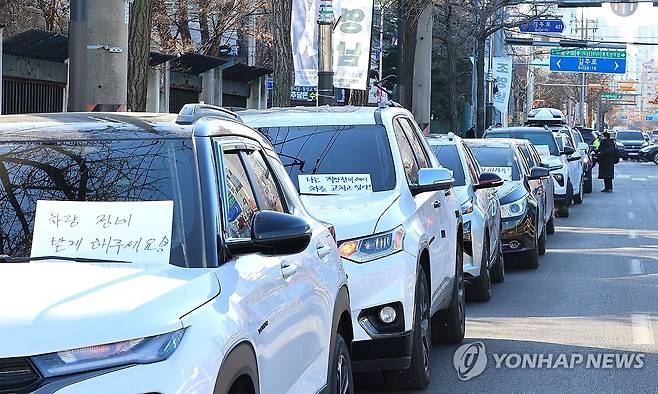직영정비소 앞 늘어선 쉐보레 차량 (인천=연합뉴스) 임순석 기자 = 28일 인천 부평구 인천 쉐보레 직영 정비사업소 앞에서 쉐보레 차주들이 한국GM 직영 정비사업소 폐쇄 방침에 반발, '차량 입고 투쟁'을 벌이고 있다. 2026.1.28 soonseok02@yna.co.kr