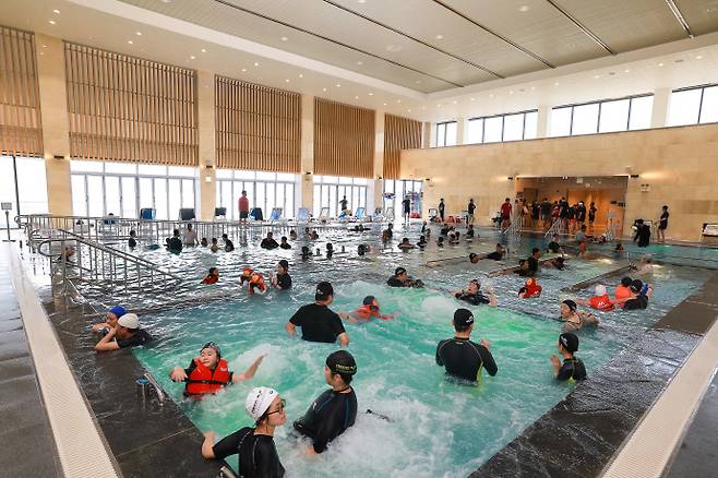많은 시민들이 전남 완도 해양치유센터를 찾아 즐기고 있다. /완도군 제공