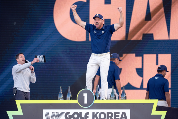 한국에서 정상에 오른 디섐보(사진=LIV 골프)