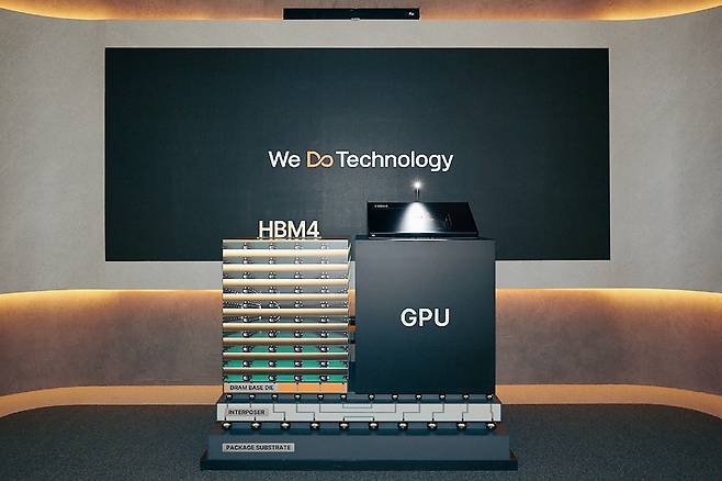SK하이닉스의 HBM4 전시 모형 / 사진=SK하이닉스