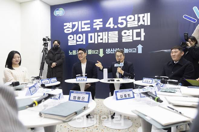 28일 오전 민생경제 현장투어(달달버스)의 마지막 일정으로 구리시를 찾은 김동연 경기도지사가 주 4.5일제 시범사업에 참여하고 있는 ㈜3에스컴퍼니를 방문하여 직원들과 간담회를 하고 있다.(사진=경기도)