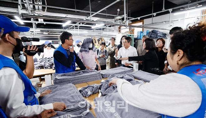 지난해 11월 7일 오전 김동연 도지사가 성남만남지역자활센터에서 빨래 정리 업무를 도우며 직원들과 이야기를 나누고 있다.(사진=경기도)