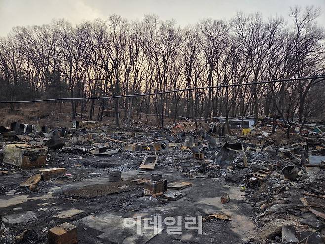 지난 16일 발생한 화재로 전체가 소실된 구룡마을 6지구의 모습. 이곳의 무허가 주택 대부분은 ‘떡솜’이라고 불리는 솜뭉치와 비닐, 스티로폼 등으로 지어져 화재에 취약하다.(사진=김현재 기자)