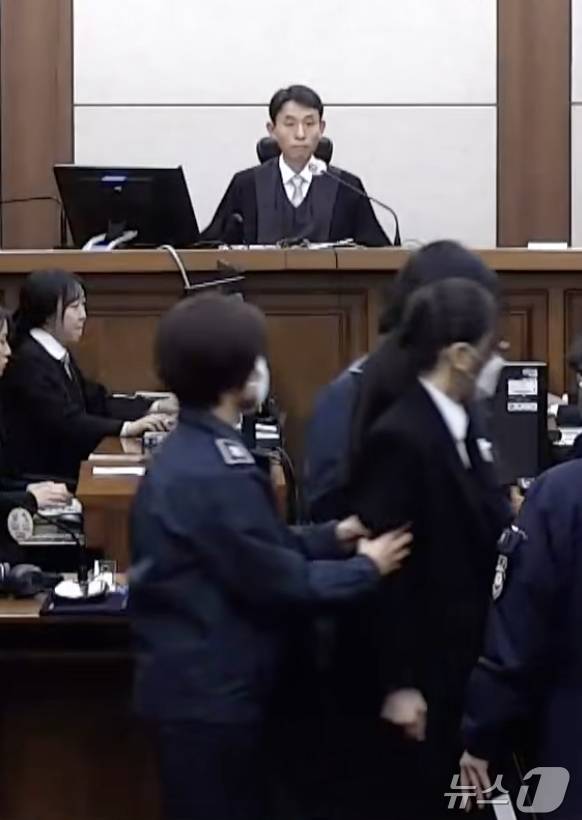 28일 오후 서울중앙지법 형사합의27부 재판장 우인성 부장판사가 김건희 여사의 1심 선고 공판 출석 모습을 지켜보고 있다. (중앙지법 제공. 재판매 및 DB 금지) 2026.1.28/뉴스1 ⓒ News1 김진환 기자