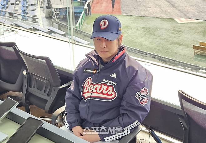 두산 박찬호가 15일 서울 잠실구장에서 열린 창단기념식 후 취재진 인터뷰에 응하고 있다. 잠실 | 강윤식 기자 skywalker@sportsseoul.com