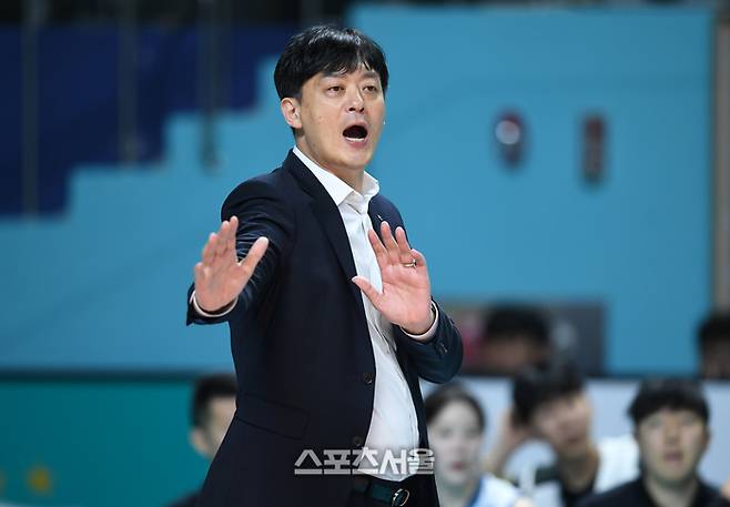 GS칼텍스 이영택 감독이 23일 서울 장충체육관에서 열린 2025~2026 V-리그 도로공사와 경기에서 작전지시를 하고 있다. 2025. 12. 23. 장충 | 최승섭기자 thunder@sportsseoul.com