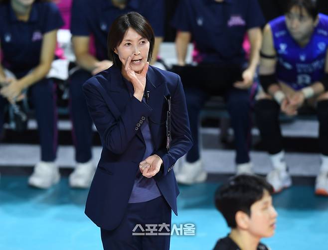 흥국생명 요시하라 토모코 감독이 3일 인천 삼산월드체육관에서 열린 2025~2026 V-리그 도로공사와 경기에서 작전지시를 하고 있다. 2025. 12. 3. 삼산 | 최승섭기자 thunder@sportsseoul.com