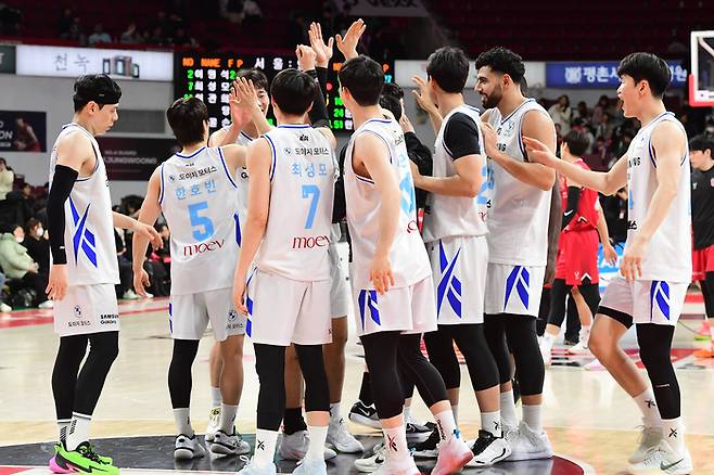 서울 삼성 선수들이 29일 안양정관장아레나에서 열린 2025~2026 LG전자 프로농구 4라운드 정관장전 승리 후 하이파이브를 하고 있다. 사진 | KBL