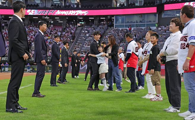 2025년 신인들이 광주기아챔피언스필드에서 처음 팬들에게 인사할 당시 양수호(가운데)와 가족들. 사진제공=KIA 타이거즈
