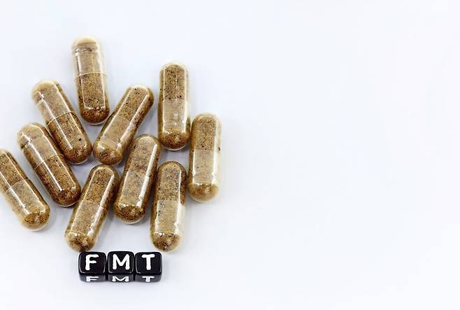 대변 미생물 이식이 신장암 독성을 완화하고 폐암·흑색종 치료 반응을 개선한다는 임상시험 결과가 제시됐다. 대변 이식용 미생물 캡슐. 사진=게티이미지코리아.