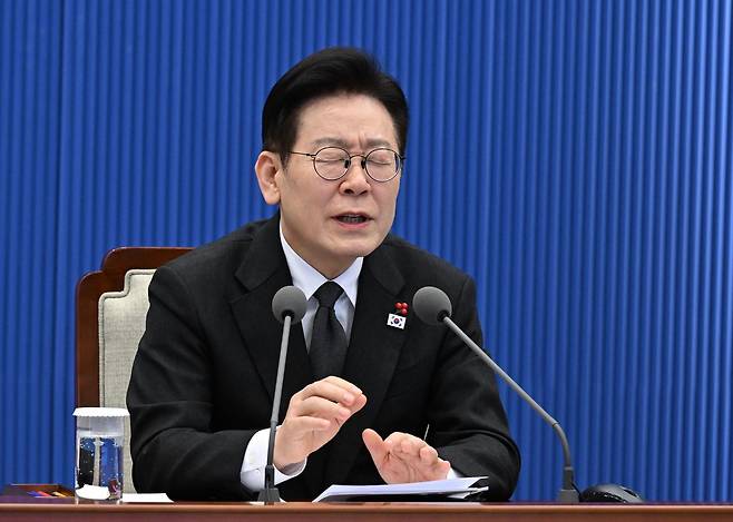 이재명 대통령이 29일 청와대에서 열린 수석보좌관회의에서 AI 관련 발언을 하던 중 주산으로 계산하던 시절을 이야기하며 눈을 감고 암산하는 시늉을 하고 있다. 2026.01.29. 청와대사진기자단