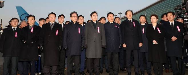 지난 27일 오전 인천국제공항에서 이해찬 민주평화통일자문회의 수석부의장의 시신이 운구되는 걸 참석자들이 지켜보고 있다. 앞줄 왼쪽부터 김성환 기후에너지환경부 장관, 정동영 통일부 장관, 윤호중 행정안전부 장관, 김민석 국무총리, 우원식 국회의장, 정청래 더불어민주당 대표, 조국 조국혁신당 대표, 한병도 민주당 원내대표, 이언주, 황명선 최고위원. /사진=뉴스1