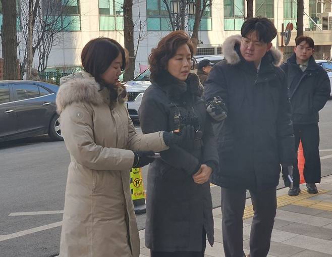 29일 오전 9시 40분께 강선우 무소속 의원에게 1억원의 공천헌금을 건넨 의혹을 받는 김경 전 서울시의원이 서울경찰청 마포청사에 출석하기 전 취재진을 만나 입장을 밝히고 있다. 사진=최승한 기자