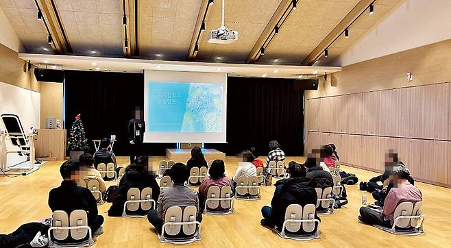 지난 8일 ‘고지혈학교 4기’ 참가자들이 클린캠프에 참석해서 고지혈학교 프로그램에 대한 설명을 듣고 있다. 충북 괴산자연드림파크에서 1박2일 동안 진행된 클린캠프는 힐러들로부터 고지혈학교에 대해 체계적으로 설명을 들 을 수 있는 자리다. 모두 76명이 참가한 고지혈학교 4기에서는 괴산자연드림파크에서 4차례, 전남 구례자연드림파크에서 1차례 등 모두 5차례의 클린캠프가 진행됐다.
