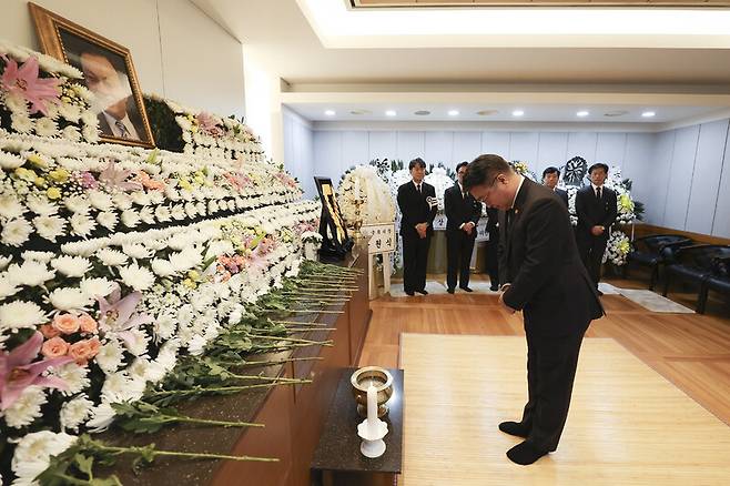 윤호중 행정안전부 장관이 29일 서울 종로구 서울대학교병원 장례식장에 마련된 이해찬 전 국무총리의 빈소에서 조문하고 있다. 연합뉴스