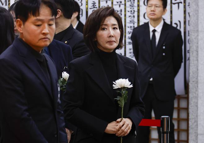 국민의힘 나경원 의원이 29일 서울 종로구 서울대학교병원 장례식장에 마련된 이해찬 전 국무총리의 빈소에서 조문하고 있다. 연합뉴스