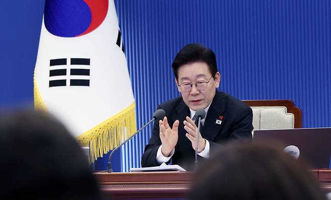 이재명 대통령이 22일 청와대에서 열린 수석보좌관회의에서 발언하고 있다. 공동취재사진