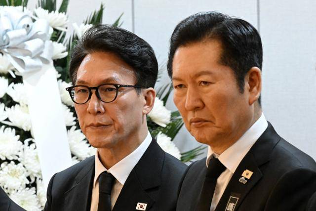 김민석(왼쪽) 국무총리와 정청래 더불어민주당 대표가 27일 서울 종로구 서울대학교병원 장례식장에 마련된 이해찬 전 국무총리 빈소에서 조문객을 맞이하고 있다. 뉴시스