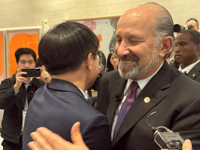 하워드 러트닉(오른쪽) 미국 상무부 장관과 김정관 산업통상부 장관이 지난해 10월 경북 경주 예술의전당에서 열린 '한미 비즈니스 라운드 테이블' 참석 직전 포옹하고 있다. 경주=연합뉴스