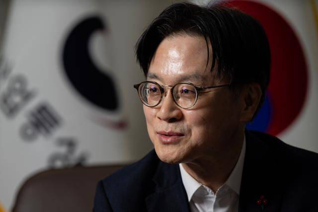 김정관 산업통상부 장관이 21일 정부서울청사에서 한국일보와 인터뷰하고 있다. 그는 배터리 업계 위기에 대해 강한 경계심을 드러냈다. 박시몬 기자