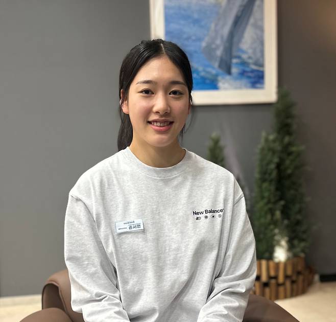 손서연이 28일 대한배구협회 주최 '배구인의 밤'에서 최우수선수상을 받은 뒤 취재진과 인터뷰를 하고 있다. 이형석 기자