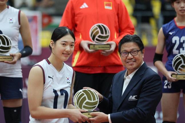 U-16 여자배구 아시아선수권 우승을 이끈 한국 U-16 대표팀의 주장 손서연(왼쪽). 사진=아시아배구연맹 페이스북 캡처