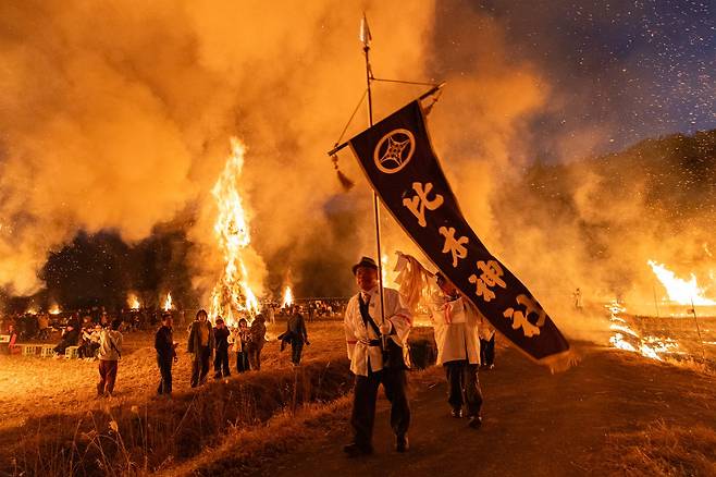 시와스 마쓰리의 하이라이트인 '맞이불'이 진행되는 모습. 30여개 불기둥에 불을 붙이고 신사에서 모셔온 백제 왕족의 영령을 들고 행진한다.