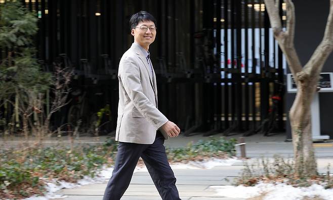 20년째 응급실에서 생사의 갈림길을 마주하고 있는 최석재 여의도성모병원 응급의학과 교수. 최 교수는 중년과 노년을 위협하는 심혈관질환, 뇌혈관질환, 암 등을 조기에 감지하고 치료의 골든타임을 사수하는 법을 담아 책 『몸이 보내는 마지막 신호들 30』(21세기북스)을 펴냈다. 강정현 기자