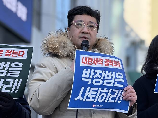 29일 서울 서대문구 경찰청 국가수사본부 앞에서 박상현 언론노조 KBS본부장이 발언하고 있다. /김한내 기자