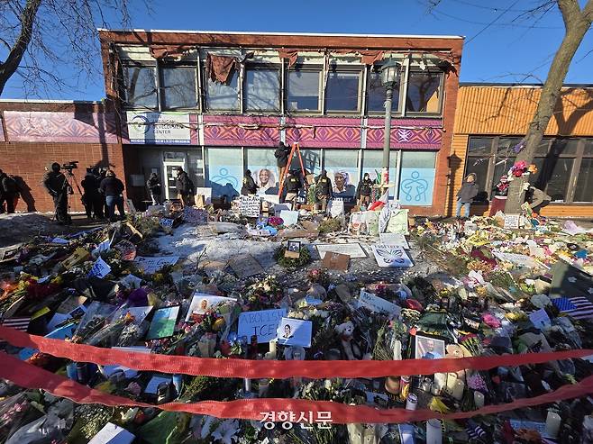 27일(현지시간) 앨릭스 제프리 프레티가 이민단속 요원의 총격으로 숨진 현장에 만들어진 추모공간. 현장 주변에는 경찰이 상주하고 있다. 미니애폴리스 | 정유진 특파원