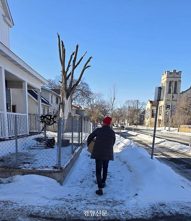 미국 미니애폴리스의 호텔·레스토랑 노조 상근 직원인 웨이드 루넨버그가 28일(현지시간) 이민 단속 위험으로 집 밖에 나오지 못하는 노조원들에게 식량 상자를 배달하고 있다. 미니애폴리스 | 정유진 특파원