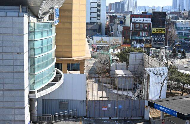 인천 중구 인현동 동인천역 역사 한켠이 지난 27일 철문에 막혀 있다. 인천=권현구 기자