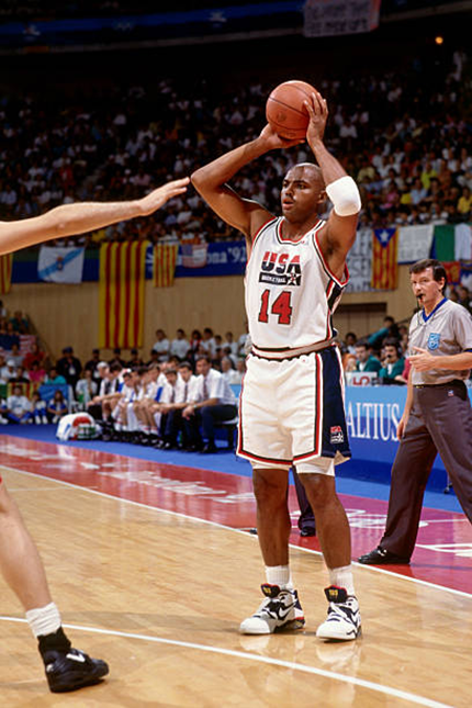 찰스 바클리가 1992 바르셀로나 올림픽 스페인전 3점 라인 밖에서 공을 잡고 있다. 사진=Getty Images=연합뉴스 제공