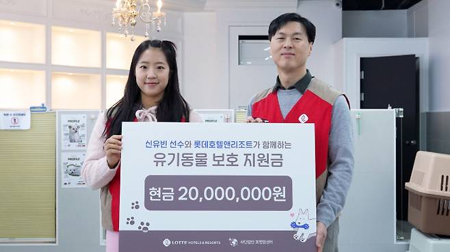 신유빈(왼쪽)과 이정주 롯데호텔앤리조트 마케팅 본부장. 롯데호텔앤리조트