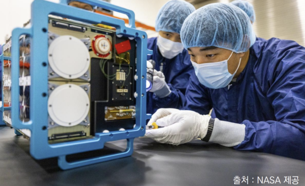 나라스페이스 연구진이 지난해 8월 아르테미스 2호에 탑재될 큐브위성 ‘K라드큐브’를 살펴보고 있다. 사진 제공=NASA