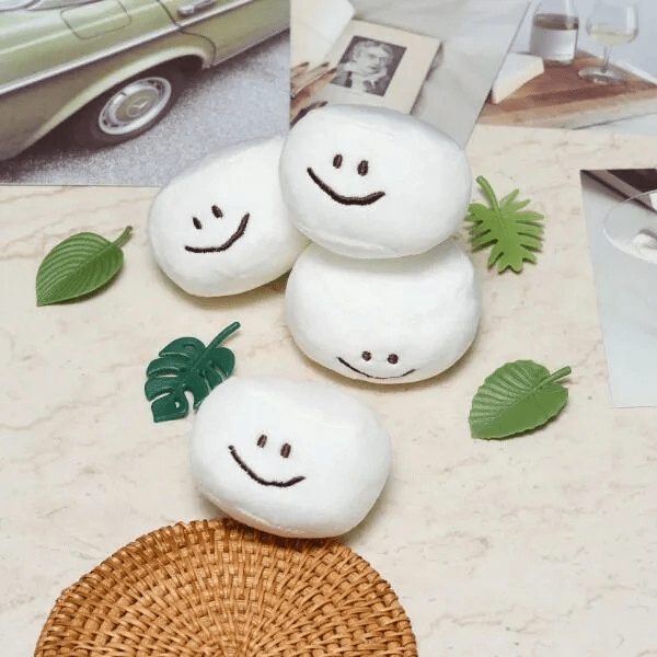 브리스크스타일 스마일 미니볼 만질수록 기분이 좋아지는 스마일 스퀴시. 벨벳 원단을 사용해 촉감을 부드럽게 했다. 4500원