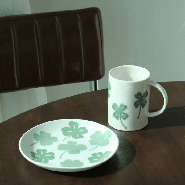 다송메이드 네잎클로버 머그&플레이트 세트 표면을 만지면 흙의 텍스처가 느껴지는 핸드메이드 키친웨어 세트. 수작업으로 작업된 패턴은 소장 가치를 높인다. 78000원