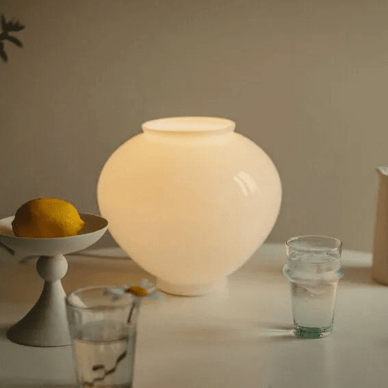 라디룸 달항아리 조명 '달멍'을 하게 만드는 달항하리가 조명이 됐다. 유리 항아리의 은은함이 마음을 평온하게 만든다. 198000원