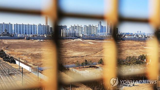 정부, 주택공급 대책 발표 (서울=연합뉴스) 최재구 기자 = 정부가 29일 구윤철 부총리 겸 재정경제부 장관 주재로 주택 공급 촉진 관계장관회의를 연 뒤 '도심 주택공급 확대 및 신속화 방안'을 발표했다. 사진은 당초 6천호에서 1만호로 4천호 공급이 늘어날 예정인 서울 용산국제업무지구 부지. 2026.1.29 jjaeck9@yna.co.kr