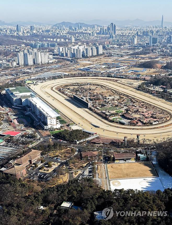 주택 택지 공급 계획안 공개…신규 공공택지 조성될 경마장 (과천=연합뉴스) 김성민 기자 = 정부는 29일 9·7 공급대책의 후속 조치인 '도심 주택공급 확대 및 신속화 방안'을 공개했다. 방안에 따르면 정부는 서울과 수도권 도심의 공공부지와 유휴부지를 적극 활용해 총 6만호를 공급할 계획이다.
사진은 이날 정부가 신규 공공택지를 조성하기로 한 마사회 소유의 경마장(렛츠런파크, 115만㎡) 부지의 모습. 2026.1.29 ksm7976@yna.co.kr
