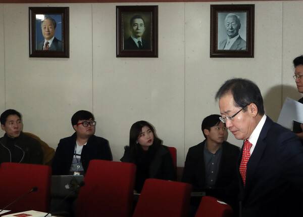 지난 2017년 11월 17일 자유한국당 홍준표 대표가 서울 여의도 당사에서 열린 최고위원회의에 참석하고 있다. 회의실 벽에 김영삼(왼쪽부터), 박정희, 이승만 전 대통령의 사진액자가 걸려 있다. 연합뉴스 자료사진